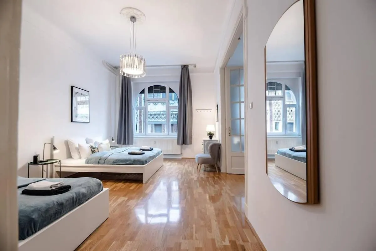 Ultra Central Spacious Home In Vaci Street Budapeste Hungria