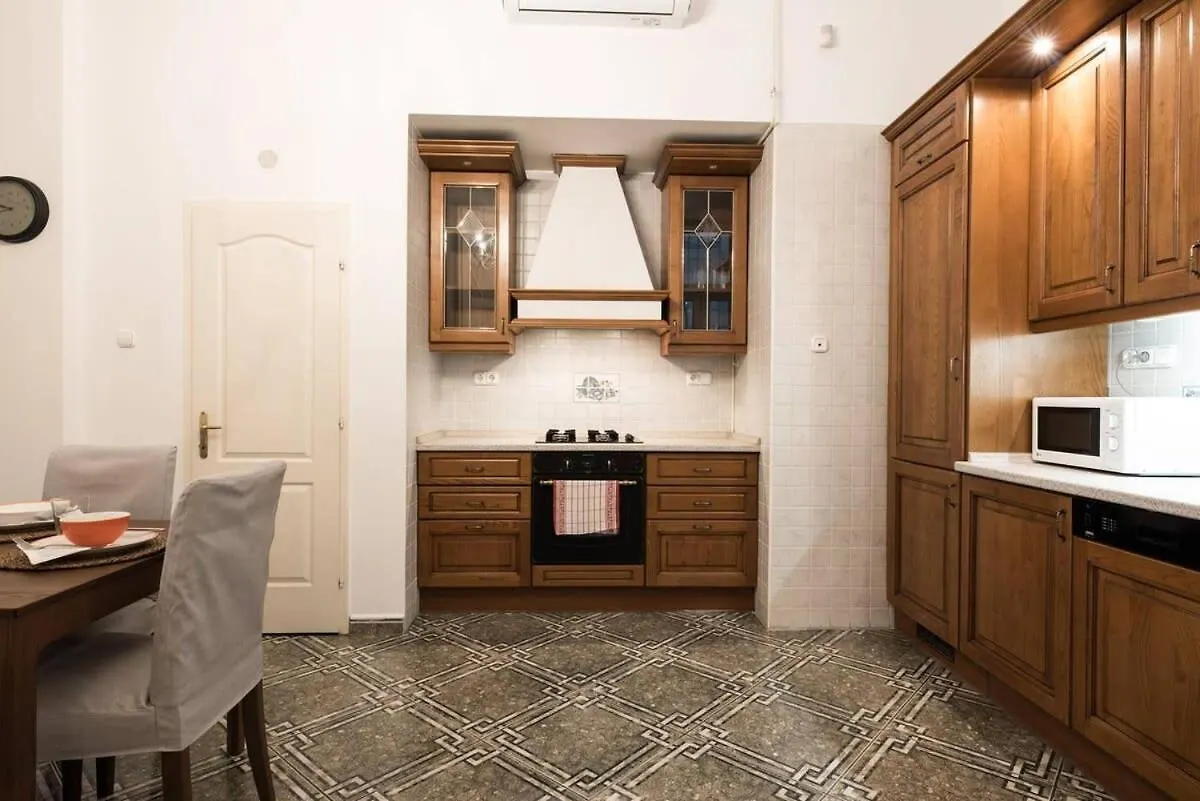Ultra Central Spacious Home In Vaci Street Budapest