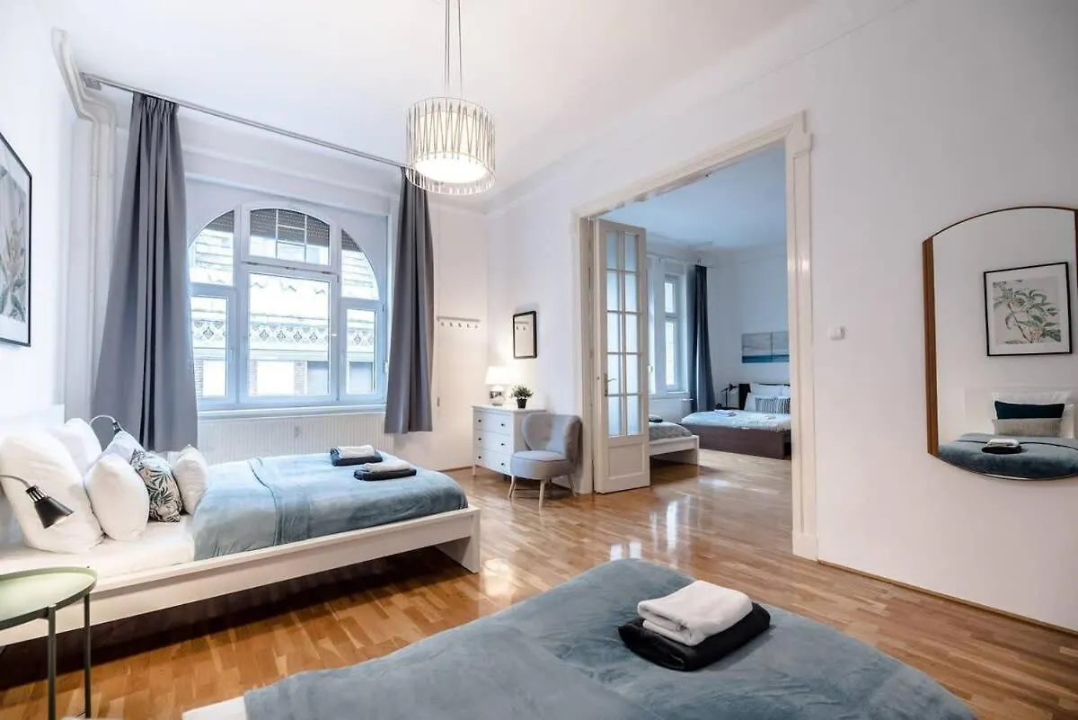 Ultra Central Spacious Home In Vaci Street Budapest
